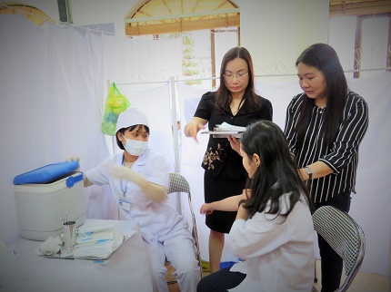 
TS Phạm Thu Xanh(áo đen)- Giám đốc Sở Y tế Hải Phòng đang kiểm tra công tác khám, tiêm vaccine Sởi -Rubella tại trường THPT Thái Phiên. Ảnh: ML
