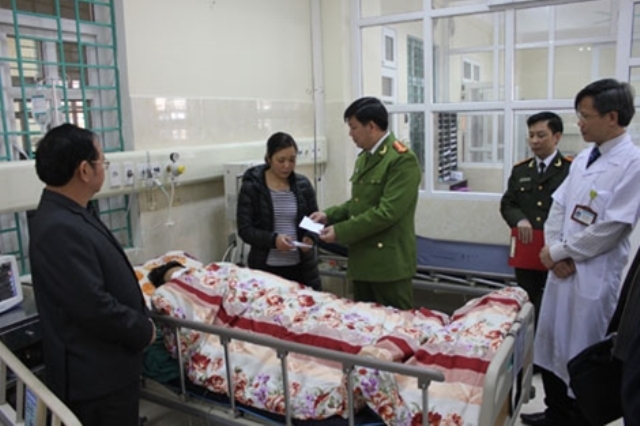 
Ủy ban ATGT tỉnh và Lãnh đạo Công an tỉnh Hà Giang thăm hỏi, tặng quà nạn nhân bị TNGT xảy ra tối 29/2.

