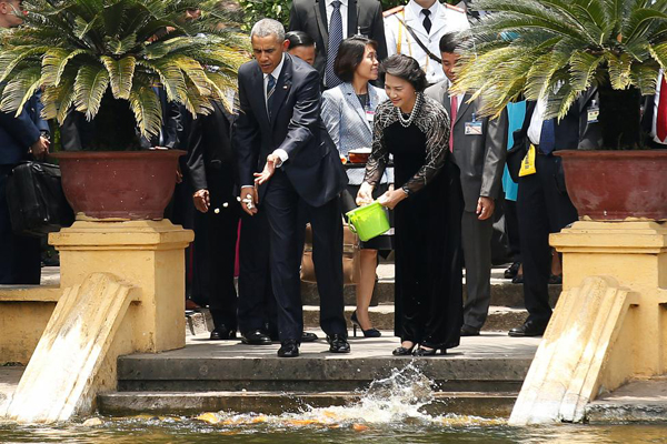 
Tổng thống Mỹ rất chuyên chú khi cho cá ăn cùng bà Nguyễn Thị Kim Ngân, Chủ tịch Quốc hội Việt Nam. Ảnh Reuter
