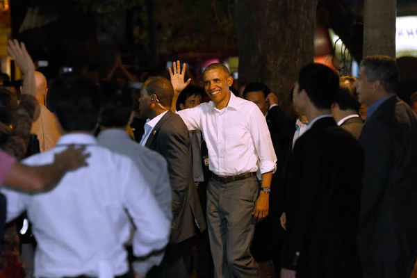 
Tối 23/5, tại Hà Nội ông Obama tươi cười chào người dân khi đến ăn ở quán bún chả trên đường Lê Văn Hưu. Ảnh Facbook
