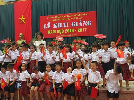 
Học sinh lớp 1 của trường Tràn An (Hoàn Kiếm) chụp ảnh lưu niệm Khai giảng.
