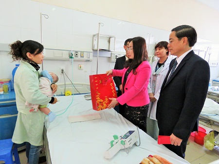 Đoàn lãnh đạo Sở Y tế tặng quà cho một số bệnh nhân tại khoa hồi sức tích cực BV Trẻ em Hải Phòng