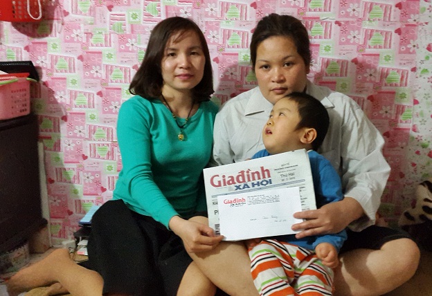 
PV Phương Thuận- Đại diện Quỹ Vòng tay nhân ái trao tiền bạn đọc hảo tâm lần 3 cho gia đình cháu Thắng
