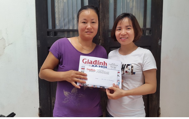 
PV Phương Thuận - đại diện chuyên mục Vòng tay Nhân ái trao tiền bạn đọc hảo tâm cho mẹ cháu Phạm Thị Thu Phượng
