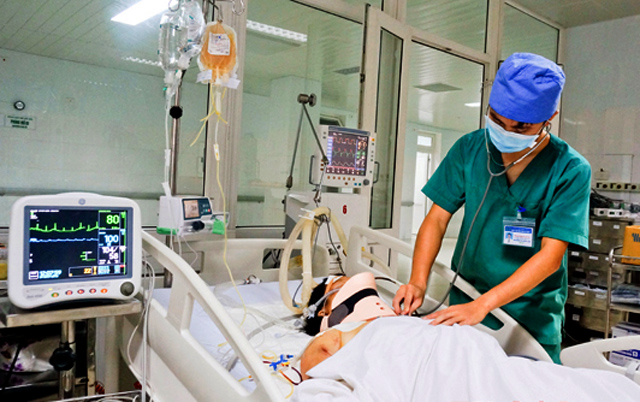 
Bác sỹ thăm khám cho chị Quyên tại bệnh viện
