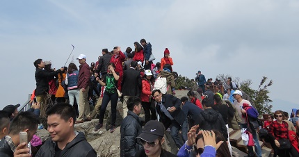 
Trên đỉnh Fanxipan, du khách chen chân để tìm được chỗ đứng, chụp tấm hình kỷ niệm lần chạm tay vào nóc nhà Đông Dương.
