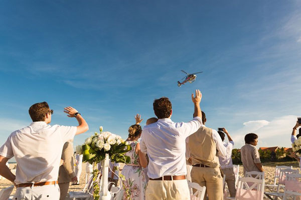 
Rước dâu bằng trực thăng, Hà Anh đã có sự phá cách đầy độc đáo trong lễ cưới của mình.
