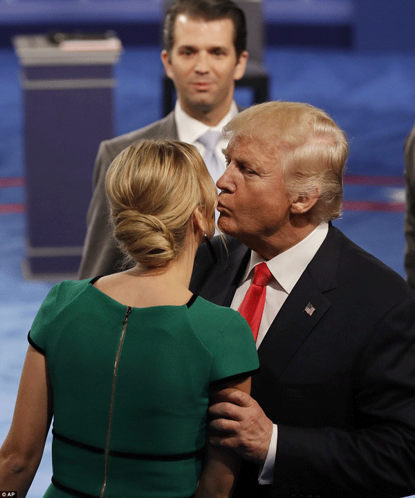 
Ông Trump giành cử chỉ âu yếm dành cho con gái yêu. Ảnh: Dailymail
