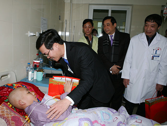 
Trưởng Ban Tuyên giáo Trung ương ân cần thăm hỏi, tặng quà cho toàn bộ 52 bệnh nhi đang điều trị tại khoa Nhi, Bệnh viện K cơ sở Tân Triều (Ảnh: T.Minh)

