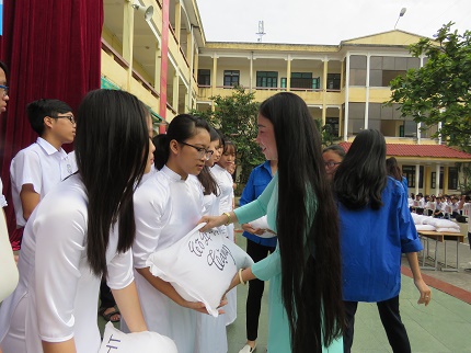 
Cô Nguyễn Thị Lệ-Hiệu trưởng nhà trường tặng 300kg gạo cho 28 học sinh có hoàn cảnh khó khăn trong trường.
