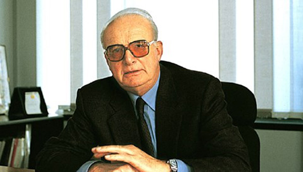 
&Ocirc;ng chủ nh&acirc;n &aacute;i của h&atilde;ng Enoplastic - Piero Macchi.
