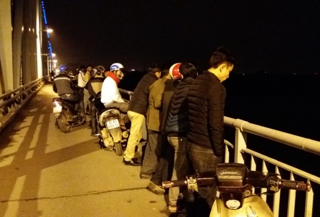 Rất đông người dân đứng theo dõi vụ việc ở trên cầu