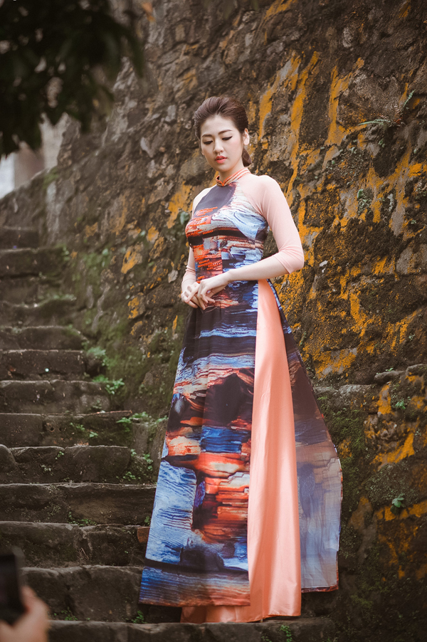 
Cùng với hoa hậu Ngọc Hân, Á hậu Tú Anh đã thể hiện được hình ảnh người phụ nữ Việt Nam duyên dáng, thanh lịch trong tà sao dài chất liệu lụa này.i
