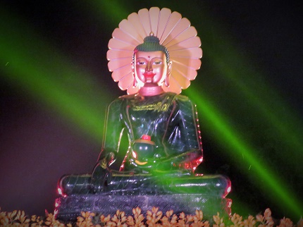 
Tượng Phật Ngọc Hòa Bình Thế giới là một trong những pho tượng Phật ngọc lớn nhất, trang nghiêm nhất thế giới. Ảnh: ML
