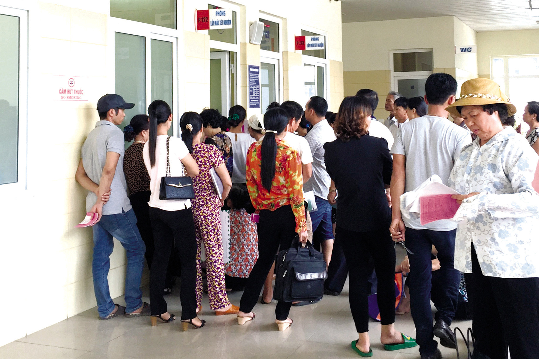 Người dân xếp hàng chờ lấy mẫu máu xét nghiệm tại Bệnh viện K Trung ương (cơ sở 3, Tân Triều, Thanh Trì, Hà Nội), sáng ngày 6/10. Ảnh: Q.An