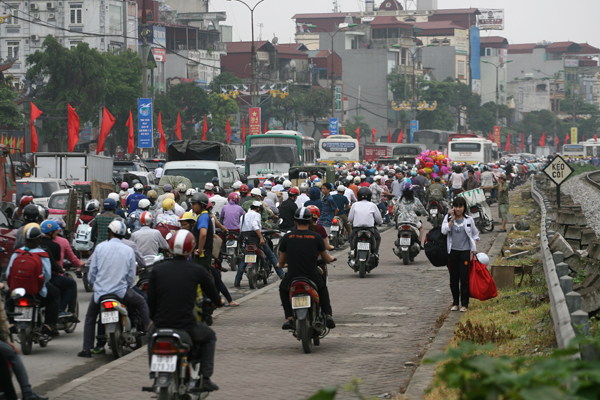 
Ùn tắc kéo dài hàng trăm mét tại khu vực bến xe Nước Ngầm.
