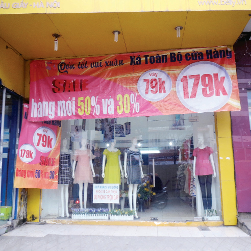 Các shop thời trang giảm giá sốc sau Tết. Ảnh: Kh.Hải