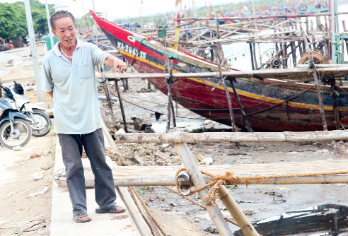 Ông Bốn lo lắng trước thực trạng dòng sông bị ô nhiễm ngày một trầm trọng.