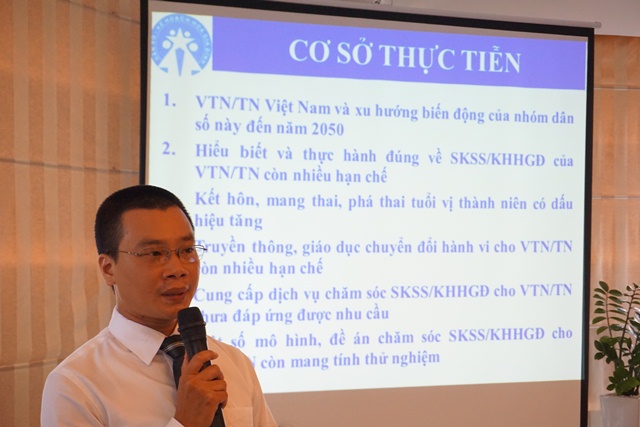 
ThS Lương Quang Đảng trình bày Đề án Cải thiện tình trạng DS/SKSS-KHHGĐ cho VTN/TN giai đoạn 2016-2020. Ảnh: N.Mai
