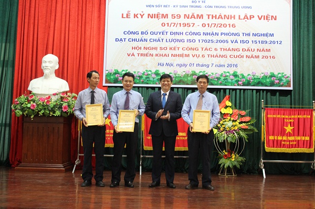 
Thứ trưởng Bộ Y tế Nguyễn Thanh Long trao chứng chỉ ISO 17025 và ISO 15189 cho Phòng Thí nghiệm, Viên Sốt rét. Ảnh: T.Nhiên
