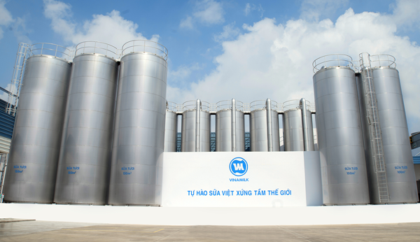 
Hệ thống bồn lạnh chứa sữa tại Si&ecirc;u nh&agrave; m&aacute;y sữa Việt Nam (nh&agrave; m&aacute;y MEGA) - 1 trong 13 nh&agrave; m&aacute;y sữa của Vinamilk tại Việt Nam v&agrave; cũng l&agrave; 1 trong 3 si&ecirc;u nh&agrave; m&aacute;y sữa hiện c&oacute; tr&ecirc;n thế giới.
