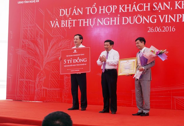 
Tập đoàn Vingroup trao tặng cho Quỹ khuyến học tỉnh Nghệ An 5 tỷ đồng
