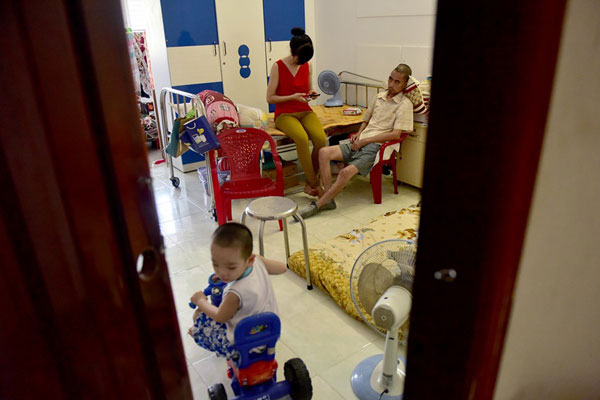 
Vợ chồng anh và đứa con trai 3 tuổi quây quần trong phòng chung. Sau 6 tháng nghỉ ngơi, bác sĩ thông báo Nguyễn Hoàng sẽ chuẩn bị ráp lại hộp sọ tại bệnh viện 115, TP HCM sau dịp nghỉ lễ 30/4.
