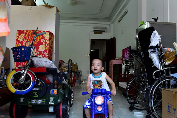 
Diễn viên Lê Tuấn Anh, đồng nghiệp và là bạn thân của Nguyễn Hoàng thường đến thăm anh và mua quà cho cậu bé 3 tuổi.
