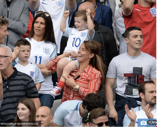 
Coleen, vợ Wayne Rooney cũng đưa các con sang Pháp để cổ vũ động viên chàng danh thủ.
