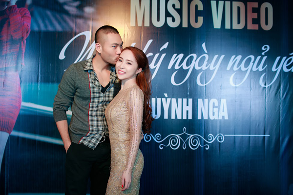 
Quỳnh Nga bất ngờ kết hôn cùng người mẫu điển trai Dzoãn Tuấn vào tháng 11/2014.

