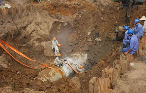 Việc đường ống nước sông Đà liên tục bị vỡ làm ảnh hưởng đến cuộc sống của hàng chục nghìn người dân Thủ đô. (ảnh; TL)
