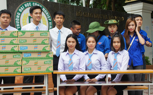 
Nhóm sinh viên đến từ Lào và Thái Lan đồng hành cùng thí sinh. Ảnh: Phan Ngọc
