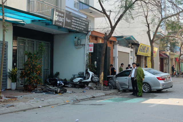 
Hiện trường vụ tai nạn khiến 3 người chết ở Ái Mộ, quận Long Biên ngày 29/2.
