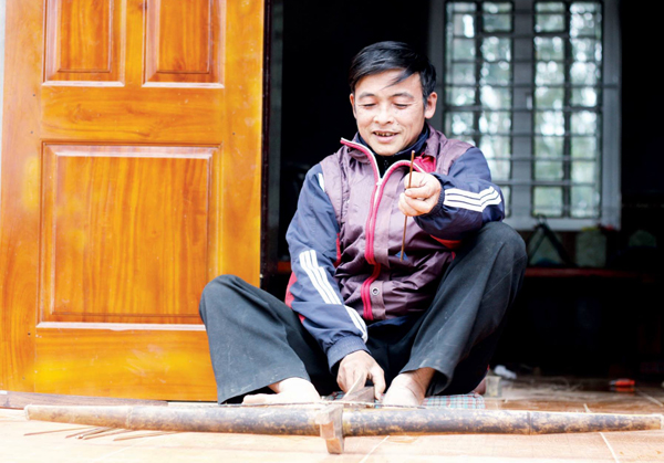 Ông Phong đang hiệu chỉnh lại nỏ. Ảnh: X.HẢI
