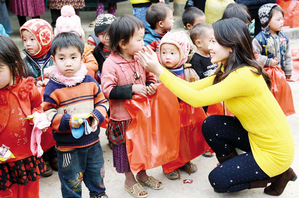 
Nhóm tình nguyện “Đông ấm cho trẻ vùng cao” tặng quà tại một điểm trường ở Tây Bắc. Ảnh: HP
