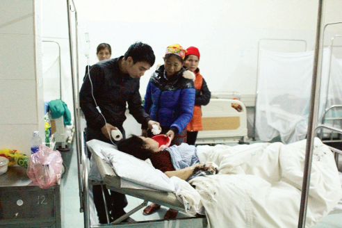Các nạn nhân được cấp cứu tại Bệnh viện Đa khoa huyện Mai Châu.