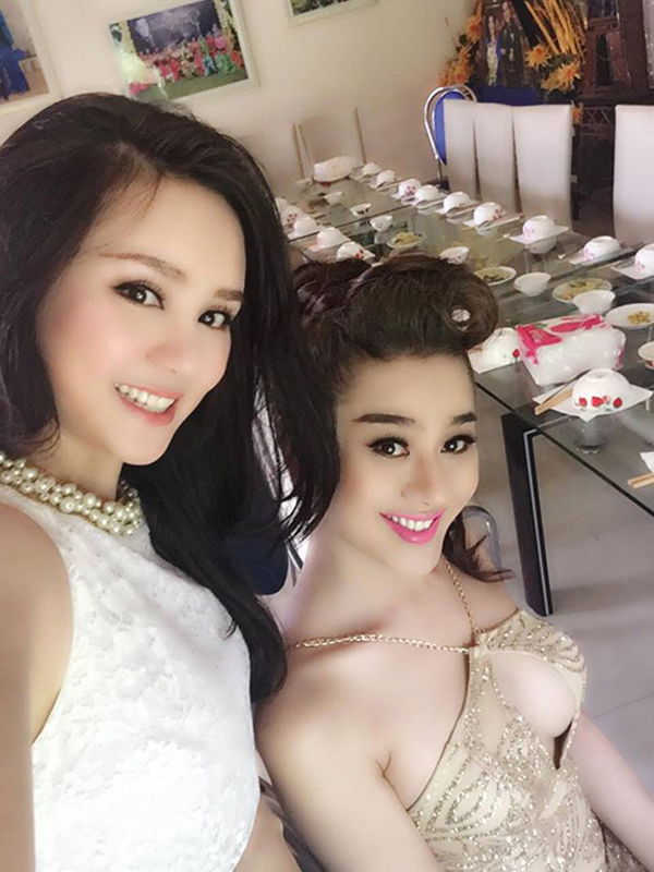 
Vy Oanh và Lâm Chi Khánh chia sẻ khoảnh khắc đến dự tiệc cưới tại nhà riêng của bà xã Thanh Bạch.
