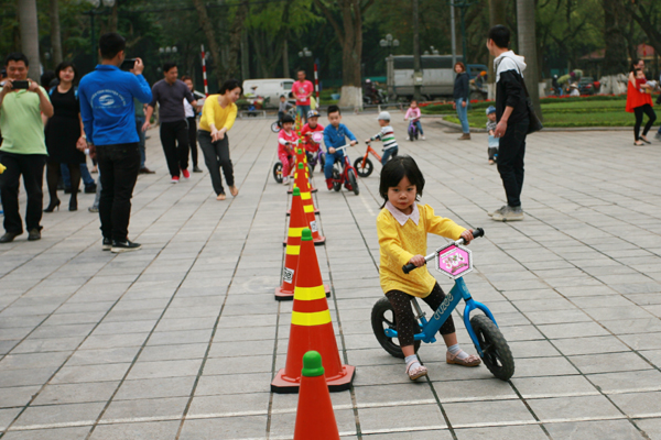 
Chạy theo hình zích zắc giúp trẻ khéo léo hơn trong khả năng vận động.
