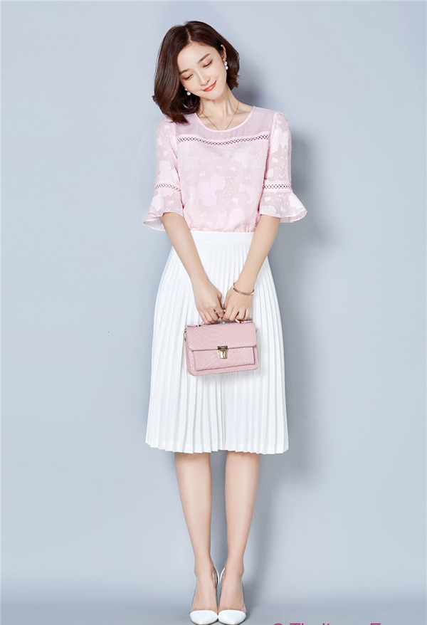 
Bạn gái thích phong cách nhẹ nhàng thì nên kết hợp chân váy midi xếp ly màu trắng với áo sơmi tay loe màu hồng.

