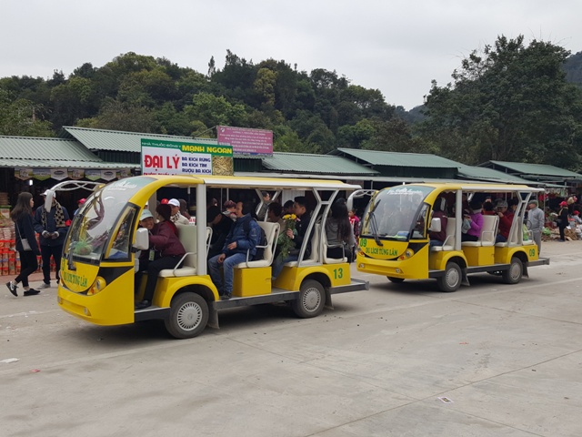 
38 chiếc xe điện của công ty Tùng Lâm đang hoạt động tại lễ hội Yên Tử chưa được đăng ký, đăng kiểm.
