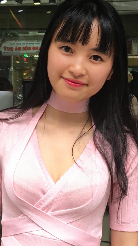 Thanh T&acirc;m đ&atilde; nhận b&eacute; Yến Nhi l&agrave;m con nu&ocirc;i, d&ugrave; vậy c&ocirc; vẫn rất trẻ trung, xinh đẹp. Ảnh; FBNV