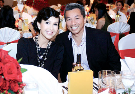 
Vợ chồng diễn viên Diễm My vẫn hạnh phúc sau 20 năm kết hôn
