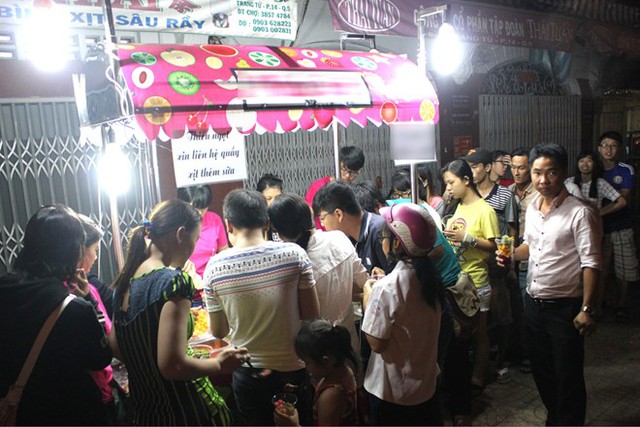 Xếp hàng để ăn buffet ở một quán trái cây vỉa hè ở quận 5, TP HCM. Ảnh: Zen Nguyễn