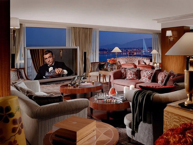 Phòng tầng thượng hoàng gia, khách sạn President Wilson, Geneva, Thụy Sĩ: Khu phòng tầng thượng với 12 phòng ngủ, 12 phòng tắm trải rộng trên diện tích gần 1.700 m2, chiếm trọn tầng 8 của khách sạn, có giá từ 65.000 USD (khoảng 1,5 tỷ đồng). 