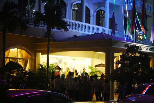 3 người đội khăn tang tỏ ra bức x&uacute;c, kh&ocirc;ng trả lời bất cứ c&acirc;u hỏi n&agrave;o của ph&oacute;ng vi&ecirc;n. Ảnh: Điền Quang.