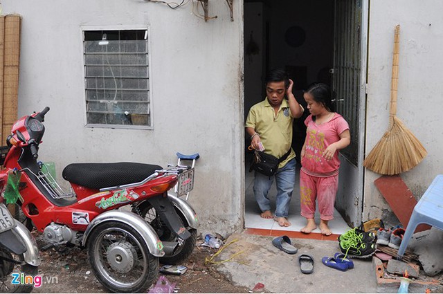 
Anh Nguyễn Văn Lượng (26 tuổi, qu&ecirc; Đồng Th&aacute;p) v&agrave; chị Nguyễn Thị Thu Đ&agrave;o (24 tuổi, qu&ecirc; B&igrave;nh Định) gặp khiếm khuyết về cơ thể bẩm sinh khi cả hai đều chỉ cao 1,1 m.
