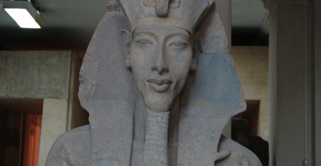 
Akhenaten - cha của vị vua huyền thoại Tutankhamun lên ngôi pharaoh Ai Cập vào năm 1352 TCN. Một số nhà lý thuyết về người ngoài hành tinh nhận định hình dáng hộp sọ thon dài của vị vua Ai Cập này là bằng chứng về hệ quả thử nghiệm của... người ngoài hành tinh đến từ vùng Sirius đưa gen của sinh vật bí ẩn này vào cơ thể người.
