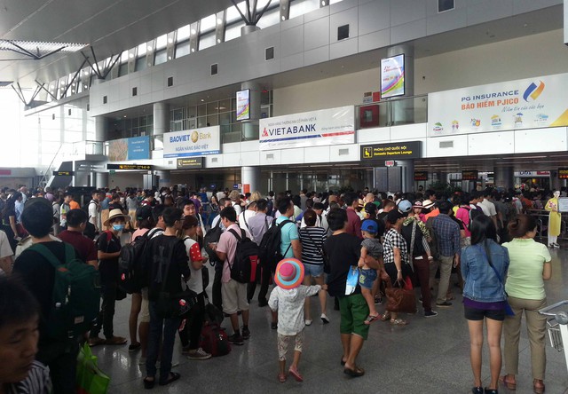 Sáng nay, tại sân bay quốc tế Đà Nẵng rất đông hành khách chờ làm thủ tục để bay. Lượng hành khách khủng nhất từ trước tới nay...