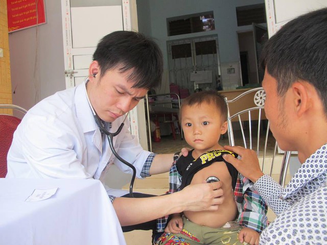 
Các bác sĩ khám cho trẻ em tại huyện Bắc Mê

