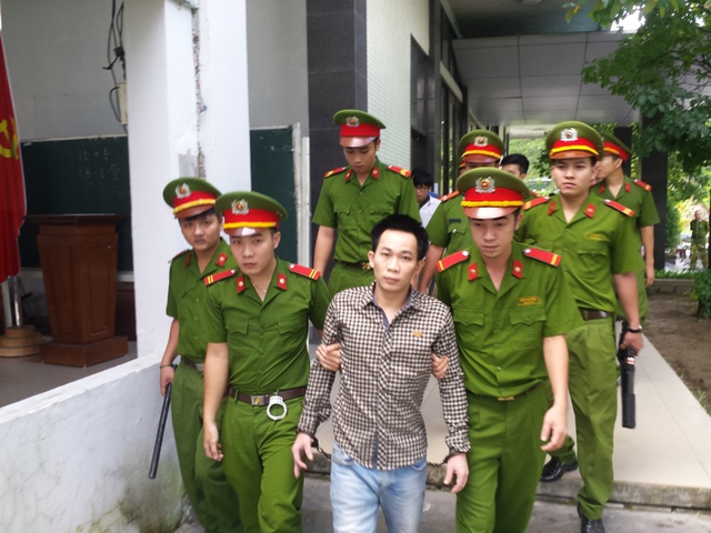 Bị cáo Trần Xuân Vinh được cơ quan chức năng áp giải vào phòng xử án